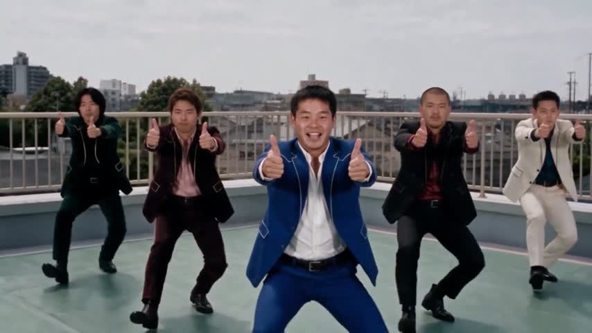 元動画の中央で青い服を着た主役
